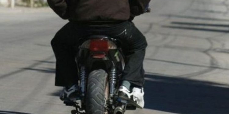 Motochorros asaltaron a una joven en Serodino