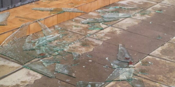 Rompió vidrios, robó dos comercios y lo atraparon huyendo con el botín