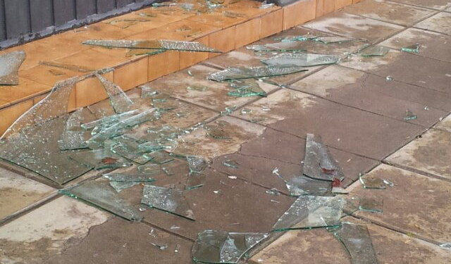 Rompió vidrios, robó dos comercios y lo atraparon huyendo con el botín