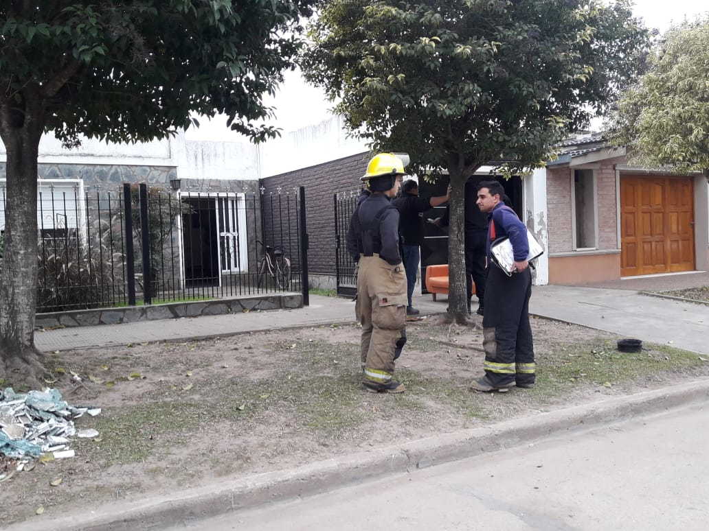 Una vivienda sufrió serios daños materiales producto de un incendio en Maciel