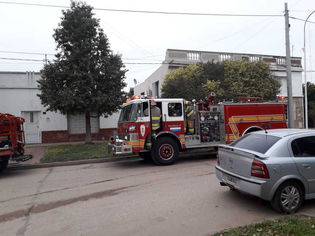 Una vivienda sufrió serios daños materiales producto de un incendio en Maciel
