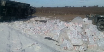 Un camión con harina volcó en la 34 y el chofer fue derivado