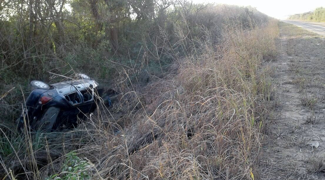 Un auto volcó y terminó en la cuneta en el camino a Puerto Aragón
