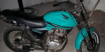 La policía persiguió a un motociclista que circulaba a contramano y haciendo «Willy»