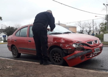 Una moto y un auto impactaron en pleno centro de Maciel