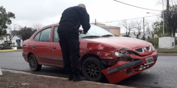 Una moto y un auto impactaron en pleno centro de Maciel