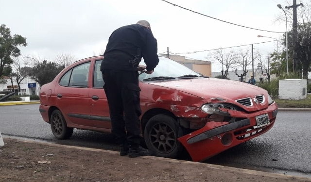 Una moto y un auto impactaron en pleno centro de Maciel