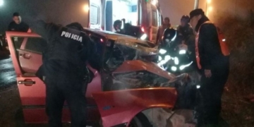 Un automovilista en grave estado al impactar de frente con un colectivo