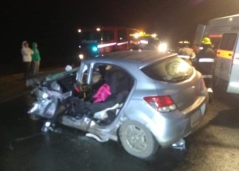 Cinco heridos por un fuerte impacto entre un auto y un camión