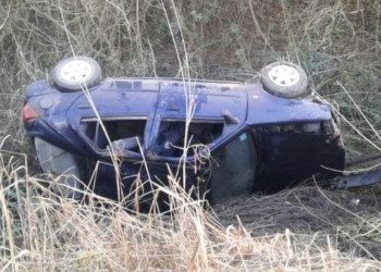 Un auto volcó y terminó en la cuneta en el camino a Puerto Aragón