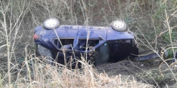 Un auto volcó y terminó en la cuneta en el camino a Puerto Aragón