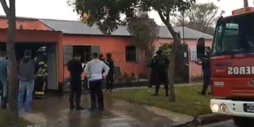 Bomberos sofocaron el fuego en una vivienda y evitaron su propagación