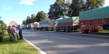Protesta de camioneros en uno de los accesos a la autopista
