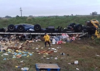 Impactante: despiste, vuelco y un camionero atrapado en autopista