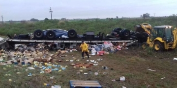Impactante: despiste, vuelco y un camionero atrapado en autopista