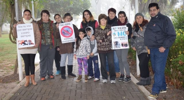 Maciel reclamó justicia por los perros envenenados y el presidente recibió a vecinos