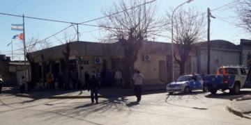 La oposición encabezó una protesta frente a la comuna