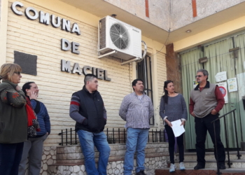 La oposición encabezó una protesta frente a la comuna