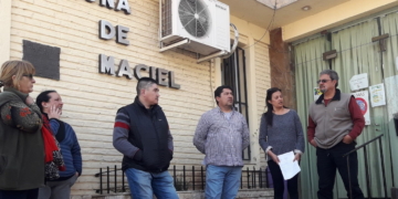 La oposición encabezó una protesta frente a la comuna