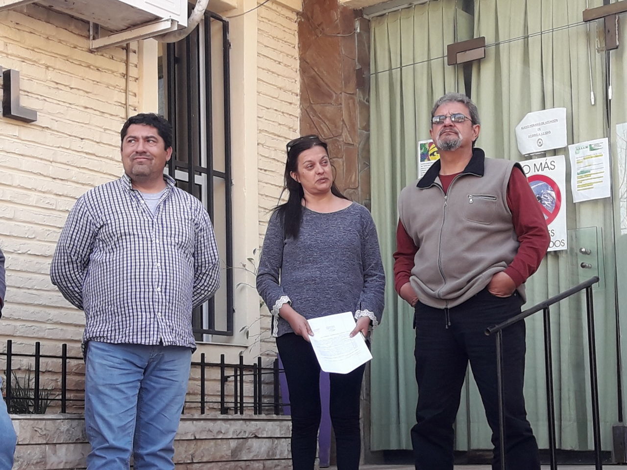 La oposición encabezó una protesta frente a la comuna