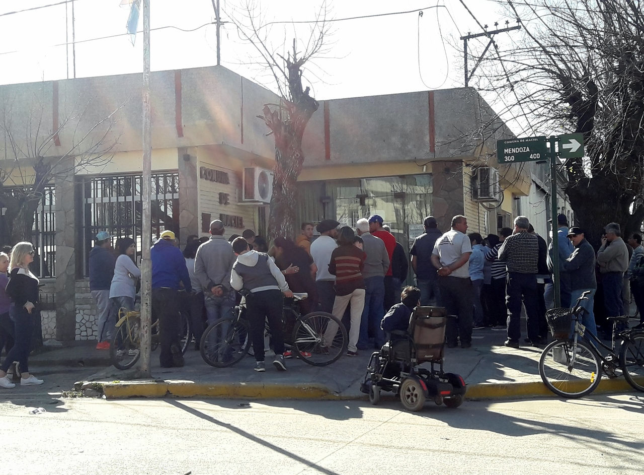 La oposición encabezó una protesta frente a la comuna