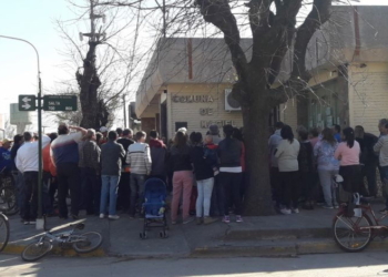 La oposición encabezó una protesta frente a la comuna