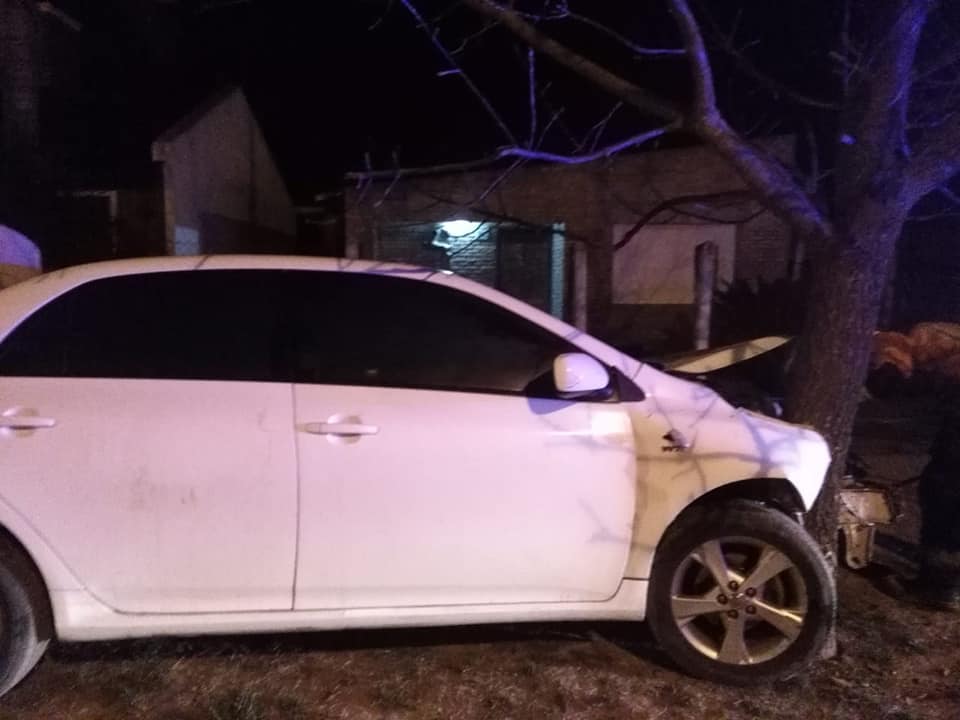Serodino: dos heridos tras chocar contra un auto estacionado