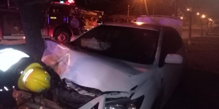 Serodino: dos heridos tras chocar contra un auto estacionado
