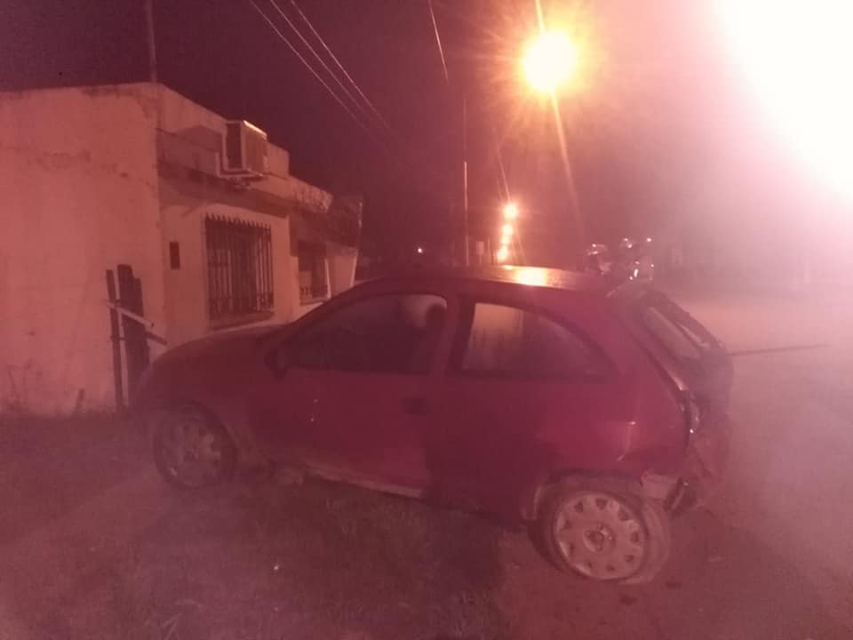 Serodino: dos heridos tras chocar contra un auto estacionado