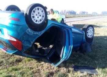 Cuatro jóvenes volcaron sobre autopista y dos resultaron heridos