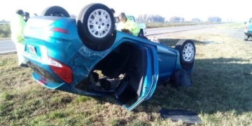 Cuatro jóvenes volcaron sobre autopista y dos resultaron heridos