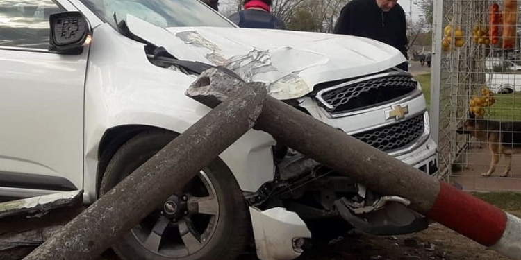 Impactó contra un caballo, evitó la colisión con peatones y terminó contra un poste