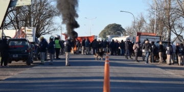 Trabajadores de la Comuna de Maciel cortaron la Ruta 11 junto al presidente