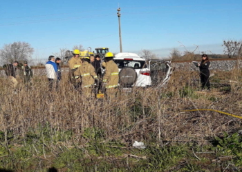 Ruta 11: un hombre quedó atrapado tras despistar con su camioneta