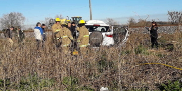 Ruta 11: un hombre quedó atrapado tras despistar con su camioneta