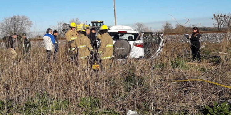 Ruta 11: un hombre quedó atrapado tras despistar con su camioneta