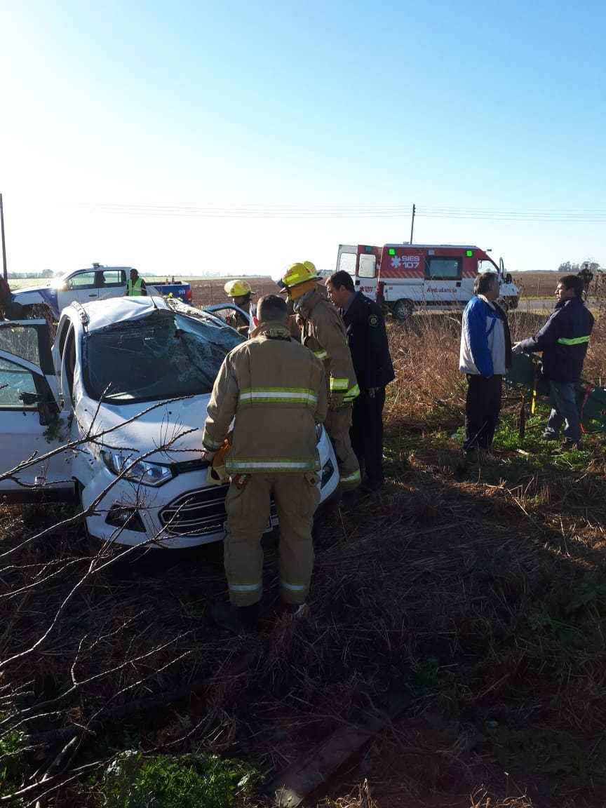 Ruta 11: un hombre quedó atrapado tras despistar con su camioneta
