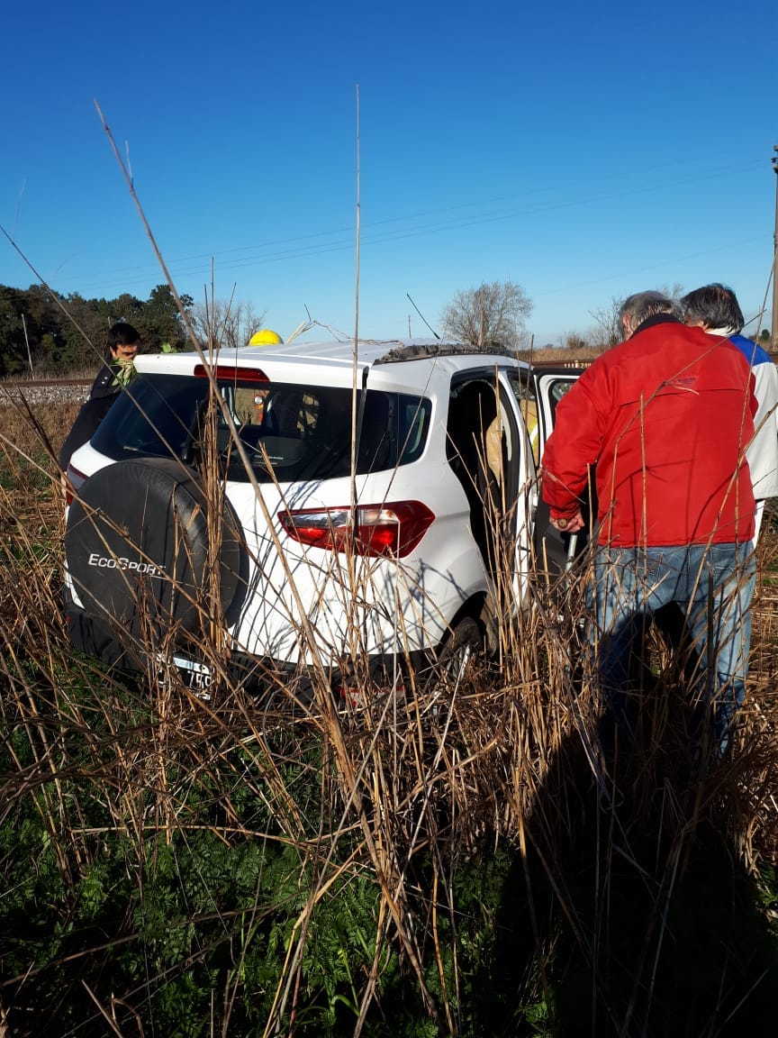 Ruta 11: un hombre quedó atrapado tras despistar con su camioneta