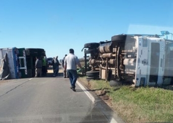 Un camión volcó sobre Ruta 91 e interrumpió la calzada