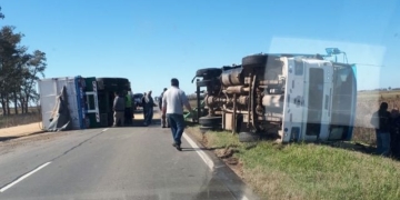 Un camión volcó sobre Ruta 91 e interrumpió la calzada
