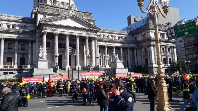 Bomberos Voluntarios reclamaron frente al Congreso y en cada cuartel