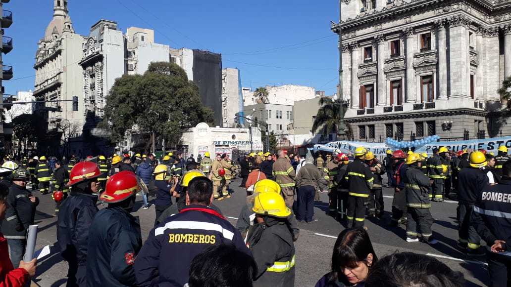 Bomberos Voluntarios reclamaron frente al Congreso y en cada cuartel