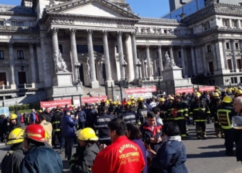 Bomberos Voluntarios reclamaron frente al Congreso y en cada cuartel