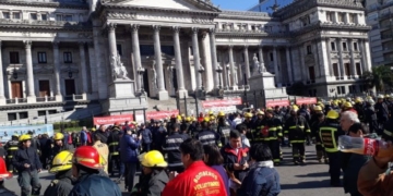 Bomberos Voluntarios reclamaron frente al Congreso y en cada cuartel