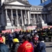 Bomberos Voluntarios reclamaron frente al Congreso y en cada cuartel
