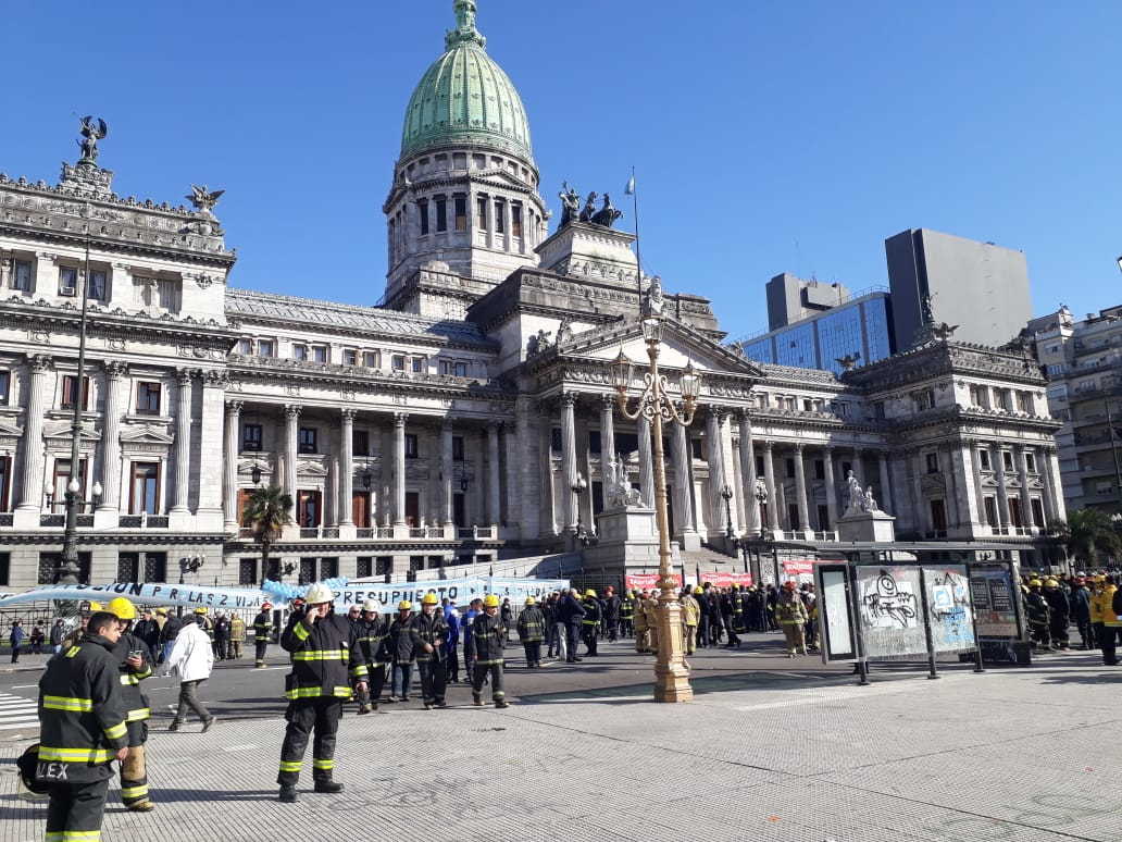 Bomberos Voluntarios reclamaron frente al Congreso y en cada cuartel