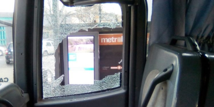 Dos coches de Tata Rápido fueron apedreados en la autopista