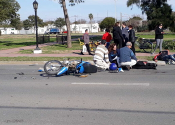 Fuerte choque entre inspectora de tránsito y un motociclista en Monje