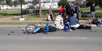 Fuerte choque entre inspectora de tránsito y un motociclista en Monje