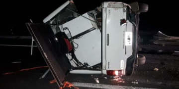 Una camioneta rozó a un camión y volcó sobre autopista